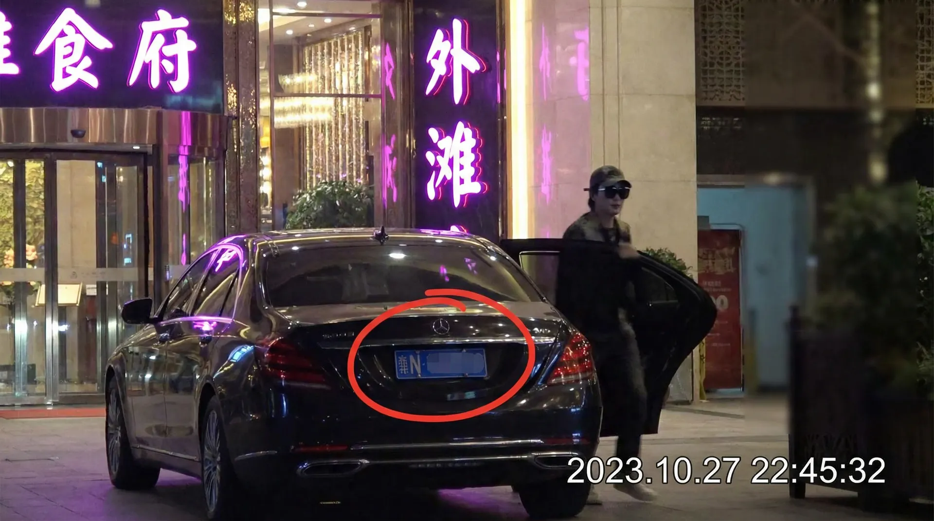 manbetx万博体育平台 - 豪车餐厅外偷拍